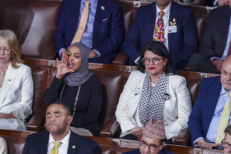 La congresista de Minnesota Ilhan Omar (izq. con velo) responde al mandatario Donald Trump durante un discurso en el Capitolio. 
