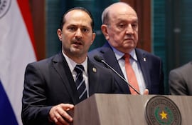 El ministro de la Secretaría Nacional Antidrogas (Senad), Jalil Rachid (i), habla junto al ministro secretario del Consejo de Defensa Nacional (Codena), contralmirante Cibar Benítez, durante una conferencia de prensa posterior a una reunión en el Palacio de López.