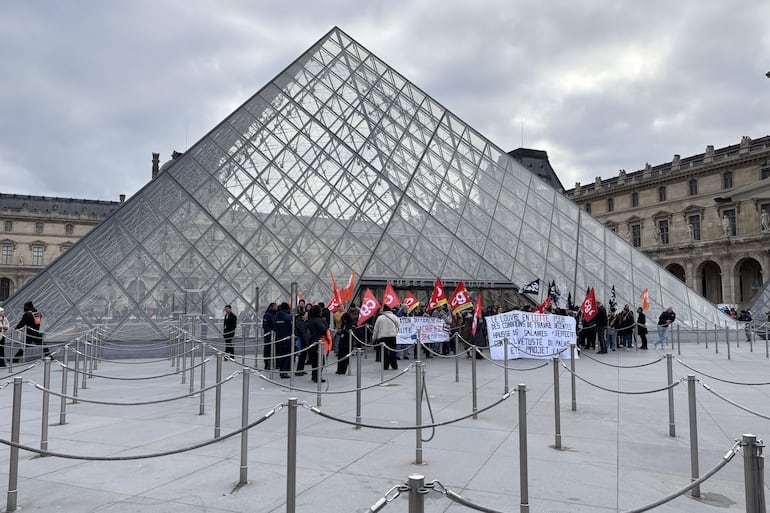 El Museo del Louvre de París, el más visitado del mundo con casi 9 millones de visitantes al año, se mantuvo este miércoles cerrado al público tras la extensión de la huelga de sus trabajadores, que se había iniciado el lunes, anunciaron los sindicatos.