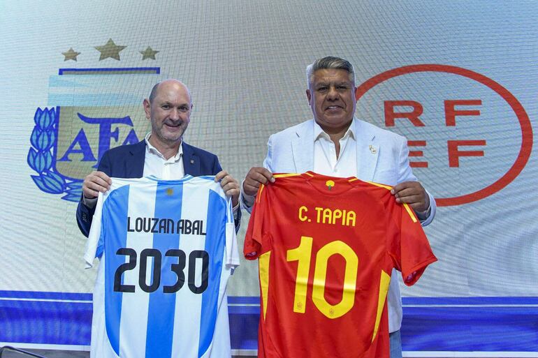 El presidente de la RFEF, Rafael Louzán, ha visitado ayer a su homólogo argentino, Claudio Tapia (d), en la sede de la Asociación de Fútbol Argentino (AFA) en Buenos Aires.