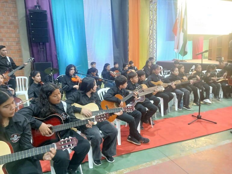 Grupo de jóvenes del conservatorio musical de Fuerte Olimpo