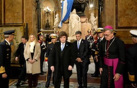 El presidente de Argentina, Javier Milei (c), participa durante una ceremonia en la Catedral Metropolitana hoy, para conmemorar el 215 aniversario de la Revolución de Mayo de 1810, en Buenos Aires (Argentina).