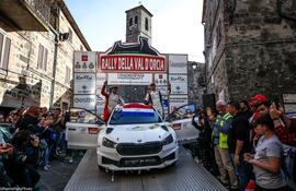 Fau Zaldívar y Marcelo Der Ohannesian, con la bandera paraguaya extendida sobre el parabrisas del Škoda Fabia RS Rally2, festejan con el #1 de las manos una extraordinaria victoria. Los presentes en el podio final, ovacionaron a la dupla binacional en la ceremonia de premiación que fue muy especial.