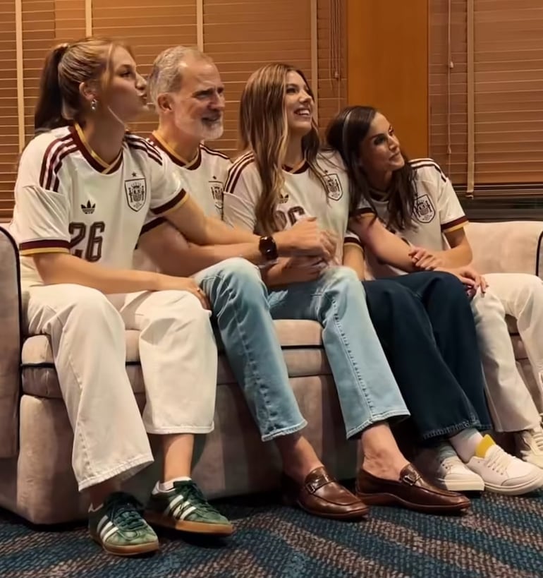 ¡A pura familia y fútbol! Los reyes Felipe VI y Letizia junto a la princesa Leonor y la infanta Sofía, felices con el triunfo de España ante Francia. (Instagram/Casa de Su Majestad el Rey)