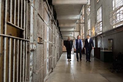 Fotografía publicada en la cuenta en X @SecretaryBurgum del secretario del Interior y presidente del Consejo Nacional de Dominio Energético de Estados Unidos, Doug Burgum (c), donde aparece caminando junto a la fiscal general, Pam Bondi (i), y un acompañante durante una visita a la prisión de Alcatraz en San Francisco, California (EE.UU.). 