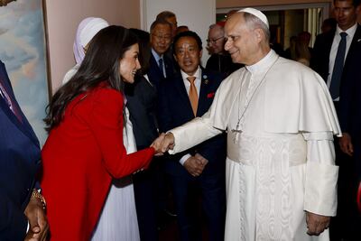 La reina Letizia de España saluda al papa León XIV a su llegada a la sede romana de la Organización de la ONU para la Alimentación y la Agricultura (FAO) para celebrar el Día Mundial de la Alimentación. (EFE/Casa Real/Francisco Gómez)

