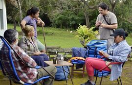Miguel Agüero (der.) durante el rodaje del cortometraje “Caramelomi”, con los actores.