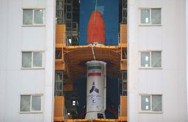 Irán puso este domingo en órbita “con éxito” tres satélites simultáneamente por primera vez en su historia, dos días después de que varios países europeos criticasen su programa espacial por la posibilidad de que sea usado para sistemas de misiles balísticos.