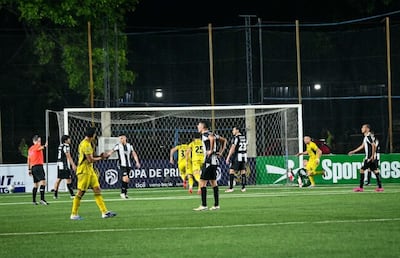 Gol de Aldo Walmor González, con el que Recoleta FC llegaba al empate de 1-1 en el primer tiempo del inconcluso partido del sábado contra Recoleta, sobre el césped sintético del Independiente de Campo Grande.