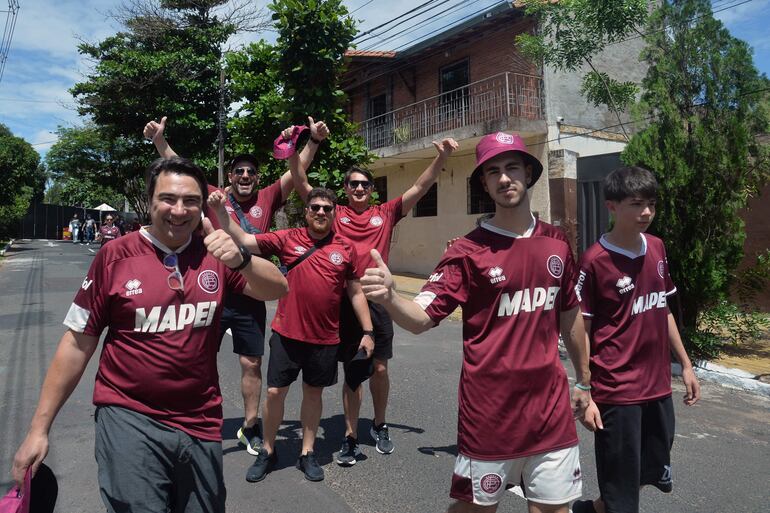 Hinchas de Lanús caminando hacia el Defensores del Chaco antes del partido.