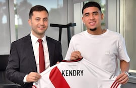 El presidente de River Plate, Stefano Di Carlo (i), posa junto al centrocampista ecuatoriano Kendry Páez este viernes, en Buenos Aires (Argentina).