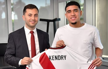 El presidente de River Plate, Stefano Di Carlo (i), posa junto al centrocampista ecuatoriano Kendry Páez este viernes, en Buenos Aires (Argentina).