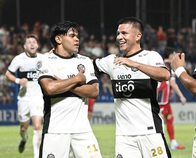Los goleadores del partido, Rodney Redes y Hugo Quintana, celebran el tanto de apertura en el marcador, que fue obra del extremo ex-Guaraní.