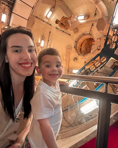 Alexia Notto y Francesco Almirón disfrutando juntitos la visita a la NASA.