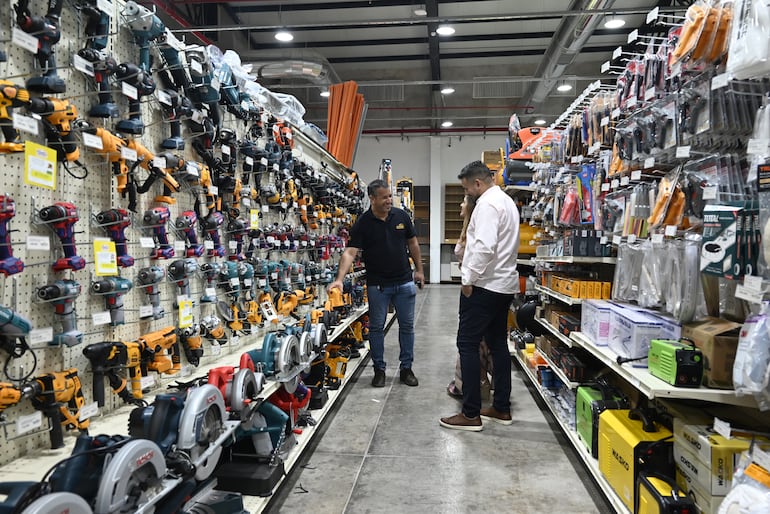 Ferrex pone a disposición del público un surtido técnico y doméstico de más de 25.000 productos.