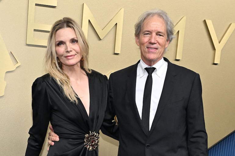 La actriz estadounidense Michelle Pfeiffer y su esposo, el escritor David E. Kelley, a su arribo a la 78.ª edición de los premios Primetime Emmy. (LISA O'CONNOR / AFP)