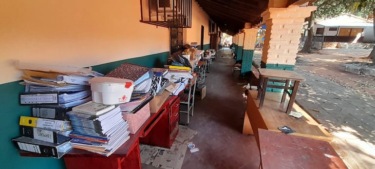 Útiles y carpetas en los pasillos de la escuela, mientras se preparan las aulas.