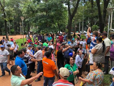Los extrabajadores afectados, durante la asamblea de este sábado.