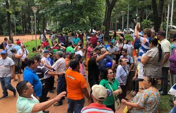 Los extrabajadores afectados, durante la asamblea de este sábado.