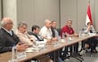 Representantes de gremios de docentes en la reunión con el jefe de Gabinete del MEC, Aníbal Zapattini (centro) y otras autoridades de Educación y del MEF.
