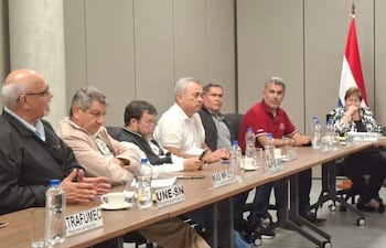 Representantes de gremios de docentes en la reunión con el jefe de Gabinete del MEC, Aníbal Zapattini (centro) y otras autoridades de Educación y del MEF.