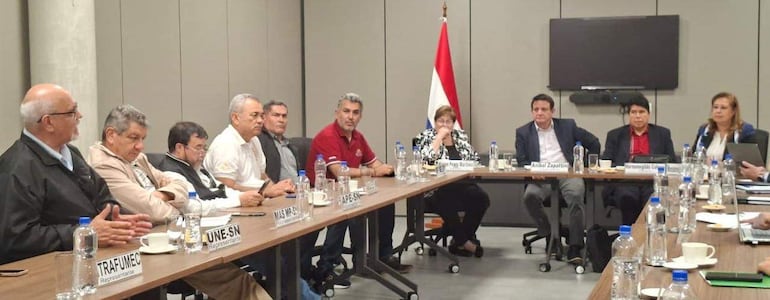 Representantes de gremios de docentes en la reunión con el jefe de Gabinete del MEC, Aníbal Zapattini (centro) y otras autoridades de Educación y del MEF.