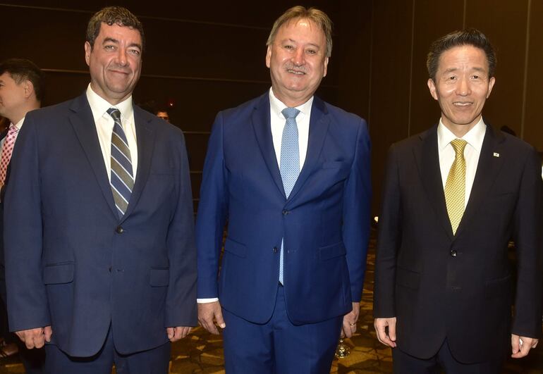 Pablo Sandino Martínez, Raúl Silvero y el embajador de Corea, Chan-sik Yoon.

