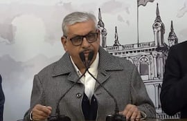 El Doctor Isaías Fretes, habla durante la conferencia de prensa en Presidencia hoy.