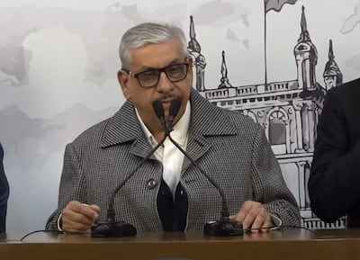 El Doctor Isaías Fretes, habla durante la conferencia de prensa en Presidencia hoy.