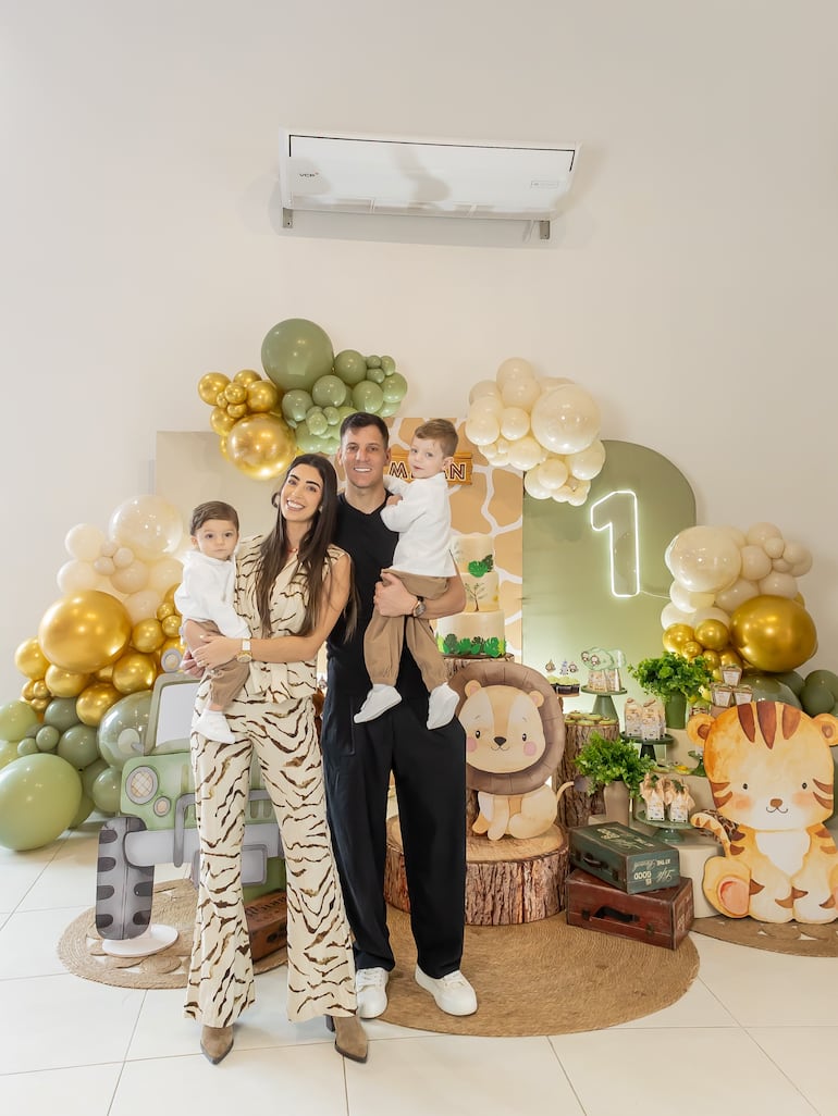 ¡Linda familia! Gaspar Servio y Flor Tomeo con sus hijos Milán y Baltazar. (Instagram/Flor Tomeo)
