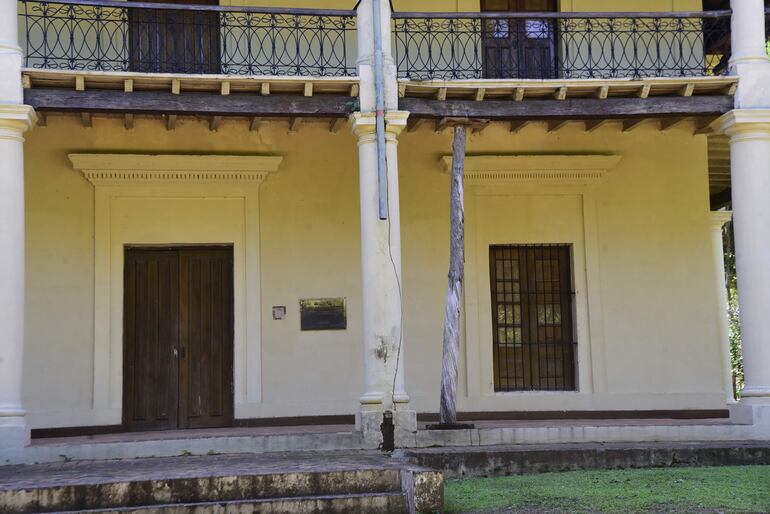 Troncos son usados para soportar la estructura de la casa. 