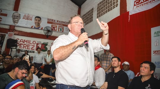 Camilo Pérez (ANR-HC), candidato a intendente de Asunción, en un acto político en Zeballos Cue, donde hizo varias promesas a los pobladores de cara a las elecciones municipales del 4 de octubre. (Foto gentileza).