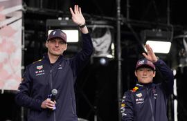 Max Verstappen (27) saluda al público. Atrás, Yuki Tsunoda.