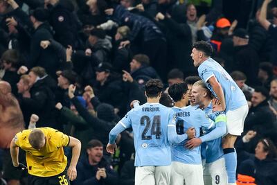 Erling Haaland del Manchester City (2-D) celebra el gol que marcó el 2-0 durante el partido de fútbol de la fase de liga de la UEFA Champions League entre el Manchester City y el Borussia Dortmund, en Manchester, Reino Unido.