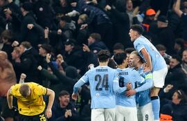 Erling Haaland del Manchester City (2-D) celebra el gol que marcó el 2-0 durante el partido de fútbol de la fase de liga de la UEFA Champions League entre el Manchester City y el Borussia Dortmund, en Manchester, Reino Unido.