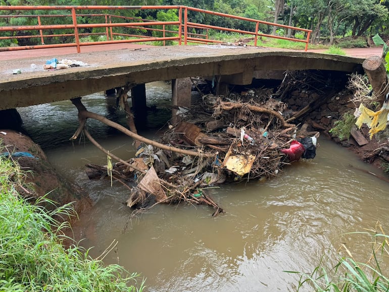 La imagen, captada minutos antes de las precipitaciones, evidencia la acumulación de basura en el cauce del arroyo.
