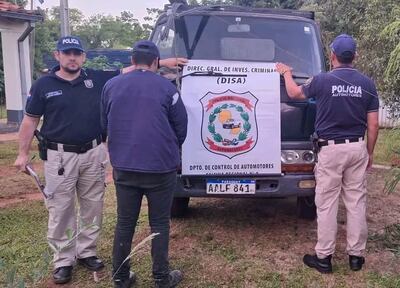 Agentes de Automotores retienen en San Ignacio un camión denunciado como robado y aprehenden al joven conductor durante un control en el cruce de Santa María.