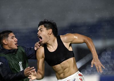 David Fleitas celebra a boca llena su gol, el tercero de Nacional y el de la clasificación en la lluviosa noche en el Defensores.