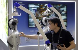 Un miembro del personal prepara un robot Luna en el estand de LimX Dynamics, una empresa china de inteligencia artificial y robótica, durante la CEATEC 2026 (Exposición Combinada de Tecnologías Avanzadas), en Chiba, cerca de Tokio, Japón, el 13 de octubre de 2026.