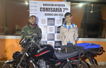 Los dos detenidos Anderson Joel Paredes Martínez (25) y Juan Manuel Borja Galeano (31) y las evidencias incautadas.