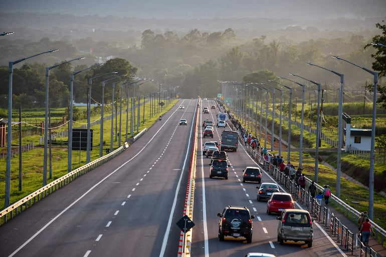 Desde el km 50,200 de la ruta PY02 fueron colocadas barreras de seguridad para los promeseros.