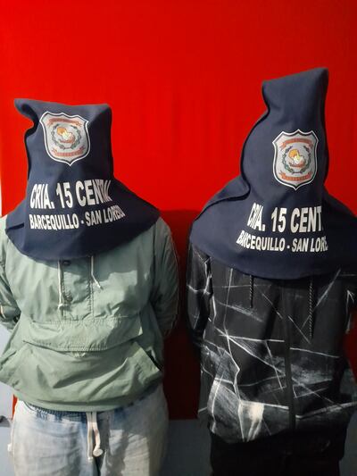 Felipe Silva (19) y Eliodoro Jara (18) aprehendidos en flagrancia robando una motocicleta en San Lorenzo.
