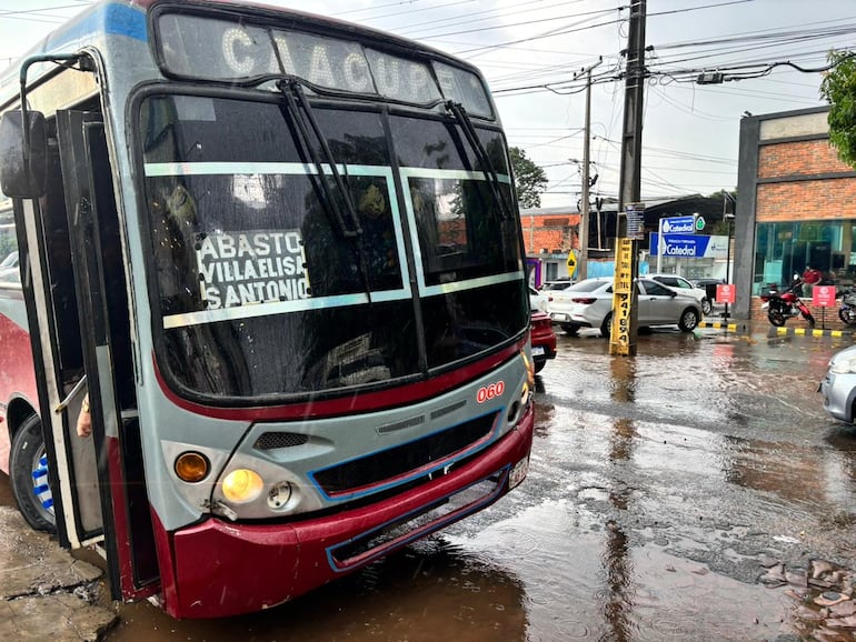 Colectivo involucrado en incidente de tránsito que terminó en pelea de conductores. (Gentileza Junior Silva)