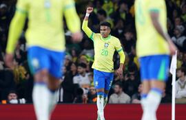 El brasileño Estevão celebra después de anotar el gol del 1-0 durante el partido amistoso internacional de fútbol entre Brasil y Senegal, en Londres, Gran Bretaña.