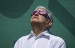 El presidente mexicano, Andrés Manuel López Obrador, usa gafas de sol especiales mientras observa un eclipse solar momentos antes de su totalidad, en Mazatlán, estado de Sinaloa, México,