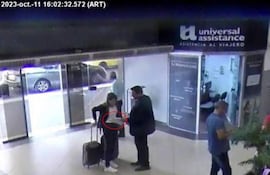 A las 16:02 Luis Servián exhibe a Eliana un documento conteniendo varias hojas, que luego es entregado a la misma.