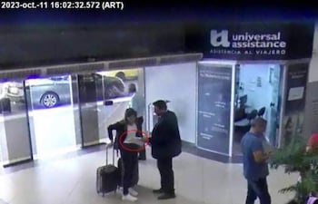 A las 16:02 Luis Servián exhibe a Eliana un documento conteniendo varias hojas, que luego es entregado a la misma.