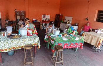 Elsa Giménez (63), Gumercinda Leiva (80) y su nuera Agustina Mendoza (43), mujeres guapas que mantienen una tradición de más de 50 años en el Mercado N° 2 de Coronel Oviedo.