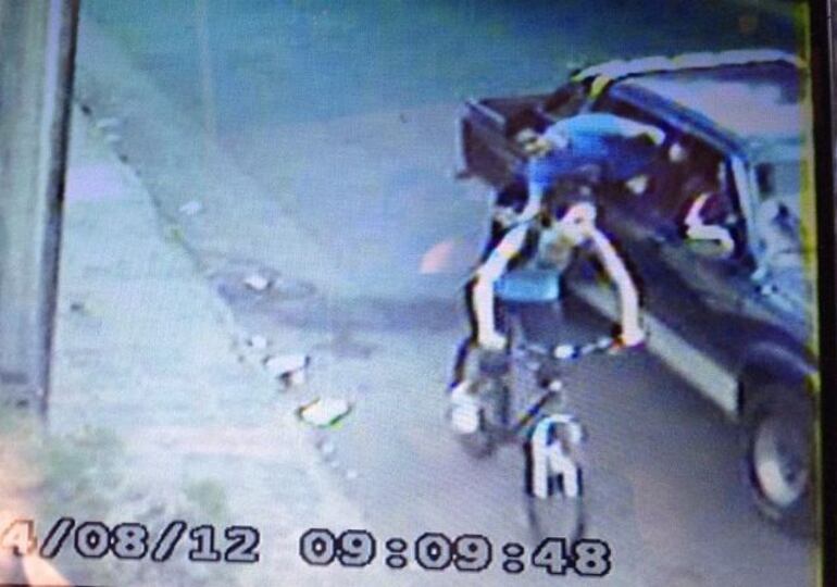 La agresión de Héctor Antonio Ocampos a Fiorella Migliore cuando esta circulaba en bicicleta quedó registrada por una cámara de seguridad.