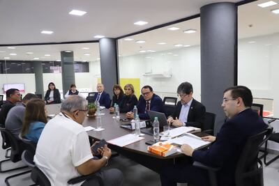 Los representantes del Ministerio de Trabajo y del Ministerio Público, en plena reunión tripartita realizada hoy y, en la que se arribó a un acuerdo para desactivar la huelga.